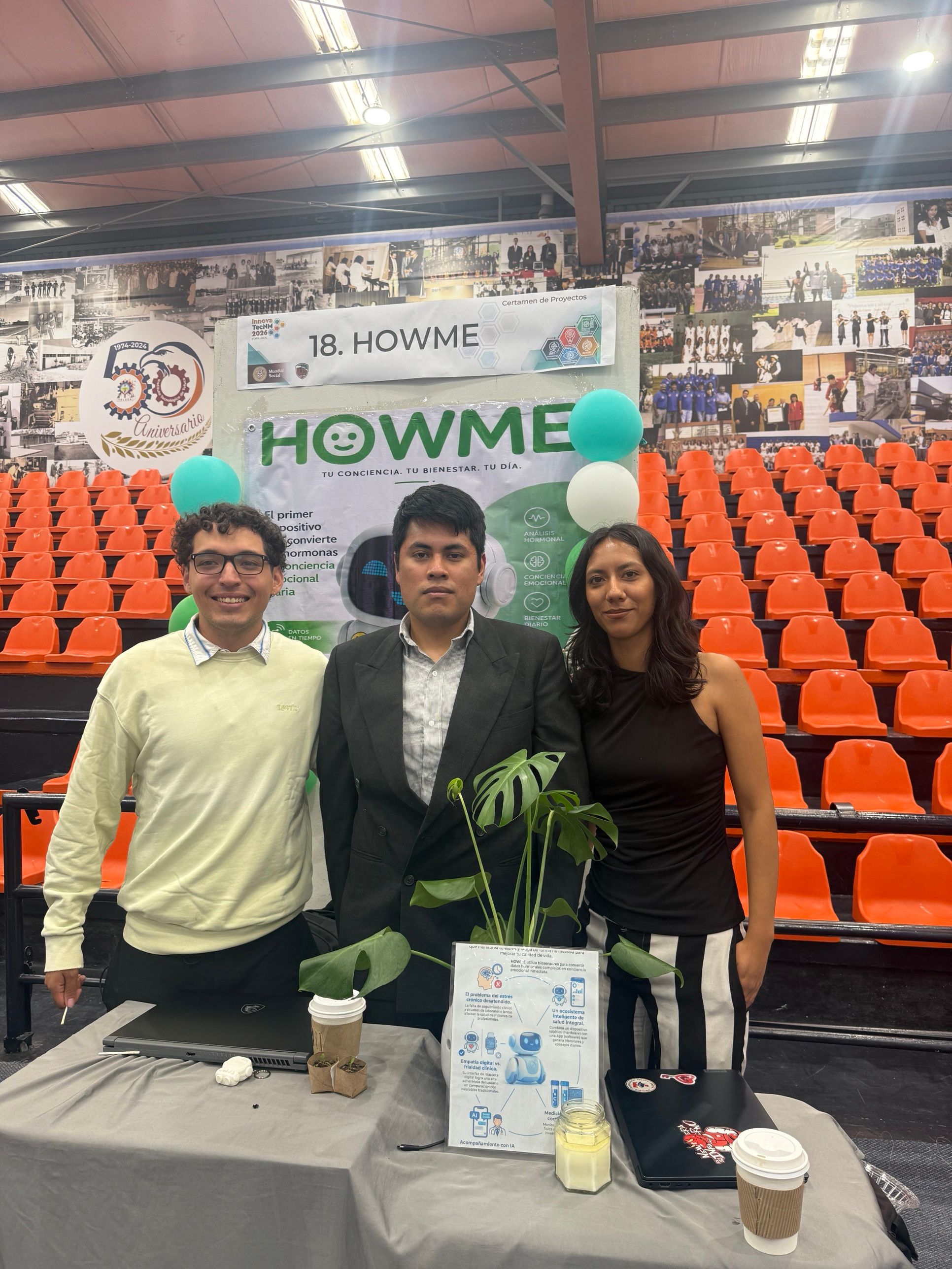 César con su equipo en el stand del proyecto en el certamen InnovaTecNM 2026