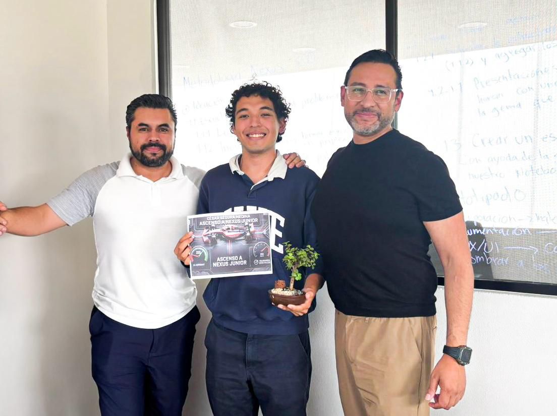 César, al centro, sostiene el reconocimiento «Ascenso a Nexus Junior» junto a dos integrantes del equipo