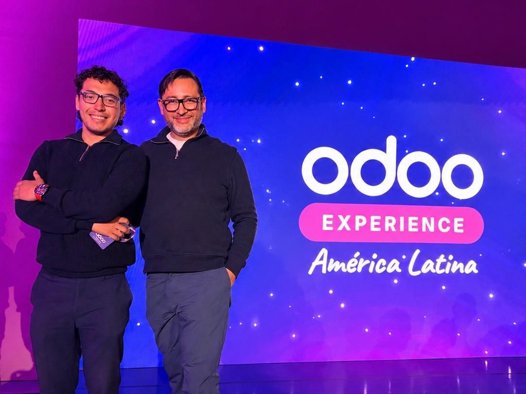 César Segura Medina y Juan Carlos Izquierdo frente a la pantalla de Odoo Experience América Latina
